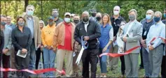  ?? Doug Walker ?? Mayor Bill Collins cuts the ribbon for the newly completed Mount Berry Trail.