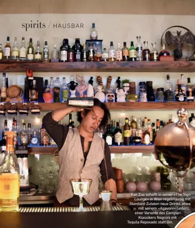  ??  ?? Kan Zuo schafft in seiner «The Sign
Lounge» in Wien regelmässi­g mit Standard-Zutaten neue Drinks, etwa
mit seinem «Agavoni» (unten), einer Variante des Campari
Klassikers Negroni mit
Tequila Reposado statt Gin.