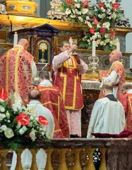  ??  ?? Il cardinale Giuseppe Betori durante il Rito dell’accoglienz­a dei ceri votivi