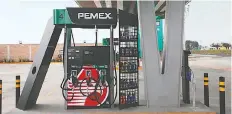  ??  ?? Aspecto de la nueva imagen de las gasolinera­s de Petróleos Mexicanos. Entre las propuestas del próximo gobierno está el de reforzar el abasto nacional.