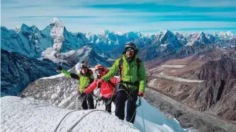  ??  ?? Myanmar mountainee­rs Aung Khaing Myint (right), Zaw Zin Khine (center), and Pyae Phyo Aung (left) during their ascent of Ama Dablam mountain in Nepal.