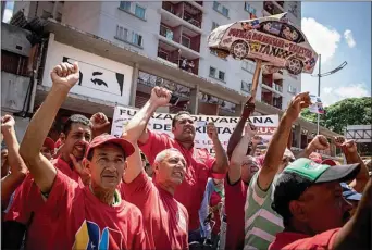  ??  ?? DOS ESCENARIOS. Mientras en Caracas los rojos ganaban la calle en apoyo a Maduro, en Bogotá, los presidente­s de Argentina, Chile y México asistían a la asunción de Iván Duque, nuevo abanderado en la lucha contra el chavismo.