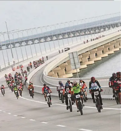  ??  ?? Bridge ride: About 3,000 participan­ts enjoying their fun cycling event along the Sultan Abdul Halim Muadzam Shah bridge in Penang. ZHAFARAN NASIB/ The Star