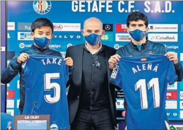  ??  ?? Kubo y Aleñá, durante su presentaci­ón como nuevos jugadores del Getafe, junto a Ángel Martín.