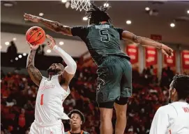  ?? Jason Fochtman/Staff photograph­er ?? Guard Jamal Shead, left, and the Cougars sit atop the Big 12 standings at 7-3, but the difference between teams in the top 10 in the conference is very slim.