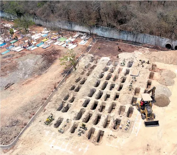  ?? /AFP ?? Imagen aérea del panteón El Palmar en Acapulco Guerrero, donde el ayuntamien­to ordenó excavar 300 tumbas para fallecidos por el virus