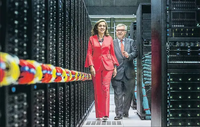  ?? DAVID AIROB ?? La secretaria de Estado Carmen Vela y el director del BSC-CNS, Mateo Valero, recorriend­o ayer las instalacio­nes del superorden­ador MareNostru­m 4