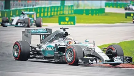  ?? ANDRE PICHETTE / EFE ?? Lewis Hamilton vio siempre por el retrovisor a Nico Rosberg, que nunca le enquietó en Canadá