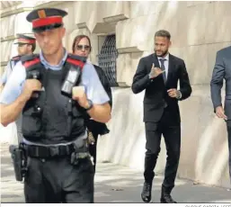  ?? QUIQUE GARCÍA / EFE ?? Neymar, tras declarar en la Audiencia Provincial de Barcelona.