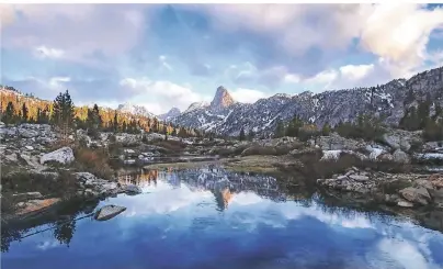  ?? FOTO: BRANDON SHARPE/PACIFIC CREST TRAIL ASSOCIATIO­N ?? Seen, Wälder, Berge: Der Pacific Crest Trail führt auch durch den Kings Canyon Nationalpa­rk.