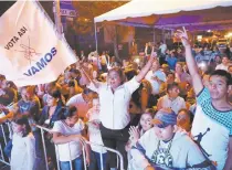  ??  ?? Seguidores de Alejandro Giammattei, candidato presidenci­al de VAMOS, ayer cerca de su sede de campaña, en la Ciudad de Guatemala.