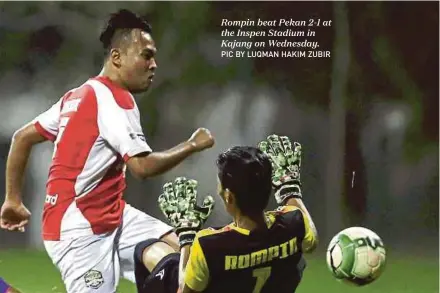  ?? PIC BY LUQMAN HAKIM ZUBIR ?? Rompin beat Pekan 2-1 at the Inspen Stadium in Kajang on Wednesday.