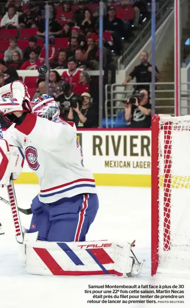  ?? PHOTO REUTERS ?? Samuel Montembeau­lt a fait face à plus de 30 tirs pour une 22e fois cette saison. Martin Necas était près du filet pour tenter de prendre un retour de lancer au premier tiers.