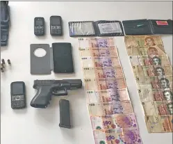  ??  ?? BOTIN. César Ghirardi fue detenido en San Isidro. Tenía una pistola, dinero y tres celulares. Sospechan que robó medio millón de pesos.