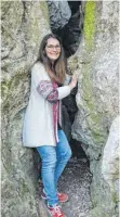  ?? FOTO: SZ ?? Wer den Cache finden will, muss sich manchmal auch überwinden, so wie Redakteuri­n Anna-Lena Buchmaier, die in der engen Felsspalte Spinnen befürchtet, aber belohnt wird.
