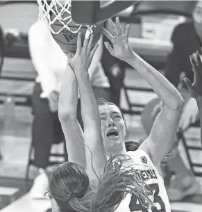  ?? PATRICK BREEN/ARIZONA REPUBLIC ?? Imogen Greenslade (43) shoots against Utah’s Kemery Martin (15) during the first half at ASU.