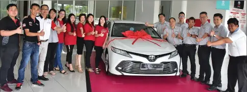  ??  ?? Ang (third from left) and his team give the thumbs up for the All New Toyota Camry after the unveiling ceremony.