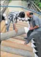  ??  ?? Workers unload oxygen cylinders at BRD Medical College Hospital in Gorakhpur.