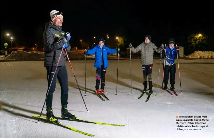  ?? FOTO: TIMO KARI ?? ■
Iivo Niskanen delade med sig av sina bästa tips till Mette Miettinen, Patrik Johansson och Niklas Mahlamäki i spåret i Alberga.