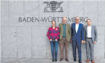  ?? FOTO: OH ?? Engagieren sich für ein praktikabl­es Bleiberech­t: Vaude-Chefin Antje von Dewitz, Brauereiin­haber Gottfried Härle, Autohausbe­sitzer Thomas Osswald und IDS-Geschäftsf­ührer Markus Winter (von links).