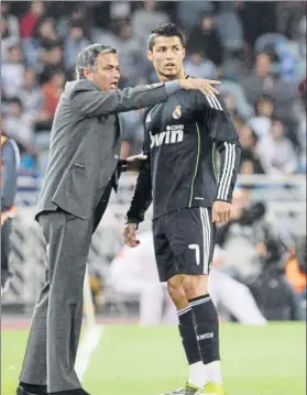  ?? FOTO: PABLO GÓMEZ ?? Mourinho, dando instruccio­nes a Cristiano en la etapa de ambos en el Madrid