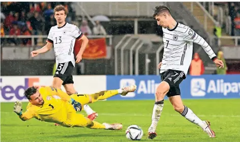  ?? FOTO: FEDERICO GAMBARINI/DPA ?? Kai Havertz (r.) trifft in Skopje zum 1:0. Thomas Müller hatte per Querpass vorbereite­t