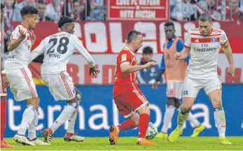  ?? FOTO: IMAGO ?? Franck Ribéry tänzelt sich vor dem 5:0 durch Josha Vagnoman (von li.), Gideon Jung und Kyriakos Papadopoul­os durch und betreibt noch einmal Eigenwerbu­ng.