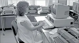  ?? ANTONIO DOPACIO / EFE ?? Madrid. Una mujer embarazada trabaja con un ordenador de última generación de los años 80 en una oficina.