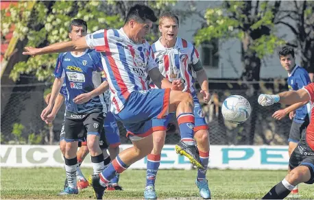  ?? PABLO PRESTI-LA NUEVA. ?? Se quiere sacar la mufa. Miguel Sanhueza será la carta de gol de Rosario esta tarde ante Liniers.