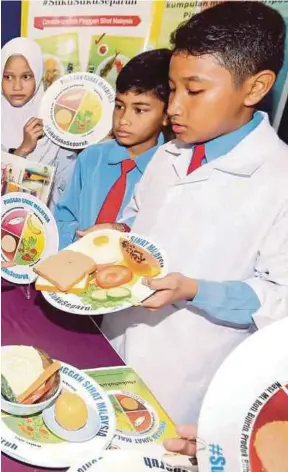  ?? [FOTO HIASAN] ?? Murid perlu didedahkan cara penyediaan makanan sihat untuk kebaikan tubuh serta perkembang­an minda sihat.