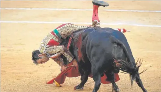  ?? // AFP ?? La figura de Galapagar, con el pitón en el cuello, sufrió una espeluznan­te cogida con el de Victoriano del Río