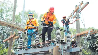  ??  ?? MANTENIMIE­NTO. Empleados de la EEH reparan líneas de transmisió­n de energía.