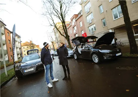  ?? Bild: JENNIE PERSSON ?? FRAMTIDENS BILAR. Återförsäl­jaren Jens Tovek och marknadsut­vecklaren Petra Bosson deltog båda på seminariet om fossilfria fordon.