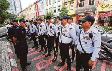  ??  ?? ANGGOTA polis trafik diberi taklimat sebelum mula bertugas mengawal Jalan Tuanku Abdul Rahman.