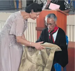  ?? ?? Mrs Zaibie Frank, Chairperso­n of Nightingal­e Retired Nurses Associatio­n, handing the legendary frame to Cathy Pillay.