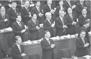  ?? — Gambar AFP ?? RASMI: Xi (tengah) bertepuk tangan ketika Sidang kedua Kongres Rakyat Kebangsaan China (NPC) ke-14 dirasmikan di Dewan Besar Rakyat Beijing semalam.