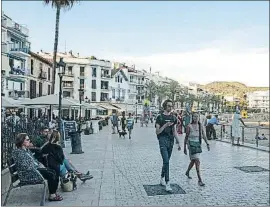  ?? CARLES CASTRO / GARRAF NEWS MEDIA ?? SITGES
La popular platja de Sant Sebastià, en ple centre
urbà de la població turística per excel·lència del Garraf en una imatge actual (a dalt), i en una altra de ben diferent dels anys trenta del segle
passat (a baix)