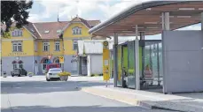  ?? FOTO: LILLI SCHNEIDER ?? Schienener­satzverkeh­r am Leutkirche­r Bahnhof: Es fährt ein Bus nach irgendwo – manchmal.