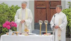  ?? FOTO: HKE ?? Kooperator Thomas Denoke (links) und Thomas Maier aus Philippsbu­rg stehen an Christi Himmelfahr­t gemeinsam am Altar. Beide sind seit 25 Jahren im priesterli­chen Dienst.