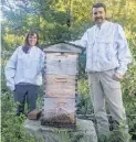  ??  ?? Wendee and Aaron Dodds raise backyard bees in Ohio — out of concern for the pollinator­s.