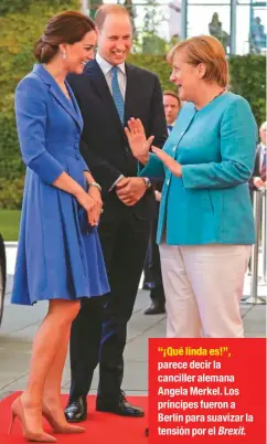  ??  ?? “¡Qué linda es!”, parece decir la canciller alemana Angela Merkel. Los príncipes fueron a Berlín para suavizar la tensión por el Brexit.