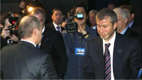  ?? FOTO PHOTO NEWS ?? Roman Abramovich schudt de hand van Russisch president Vladimir Poetin. Hij is niet echt welkom over het Kanaal.