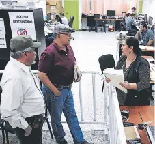  ?? FOTO: MARIO URRUTIA ?? La dirigencia de Libre ha permanecid­o cerca del TSE.