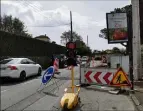  ?? (Photos M. D.G.) ?? Des trottoirs vont être créés pour rejoindre Biot .
Il règne un sentiment de confusion à l’approche des travaux.