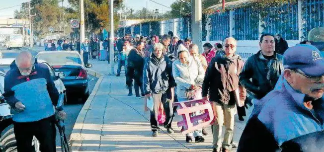  ?? /ANA MEDINA ?? Los adultos mayores llegan desde las 3:00 horas para poder alcanzar ficha para poder cobrar su ayuda federal