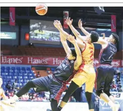  ??  ?? Letran’s Larry Muyang, left, and Jerrick Balanza, right, and San Sebastian’s JM Calma strike a pose for synchroniz­ed rebounding during an NCAA Season 94 game Friday at the Filoil Flying V Centre in San Juan. Letran won 83-76. (Rio Leonelle Deluvio)