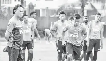  ?? — Gambar Bernama ?? FOKUS: Kim Swee (kiri) ketika bersama para pemain pada sesi latihan skuad bawah 23 tahun negara bagi menghadapi cabaran Sukan Asia Jakarta Palembang 2018 di Wisma FAM, Petaling Jaya semalam.