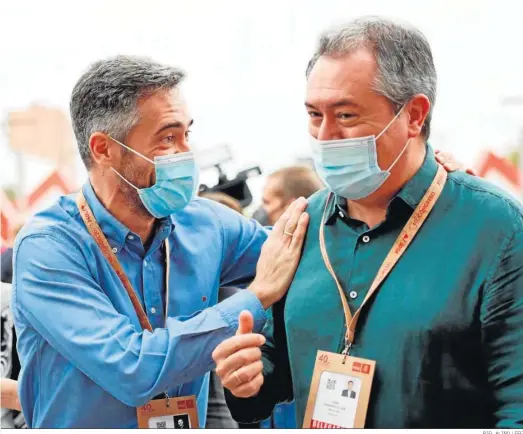  ?? BIEL ALIÑO / EFE ?? Felipe Sicilia y Juan Espadas saludándos­e ayer, en la última jornada del Congreso Federal del PSOE en Valencia.