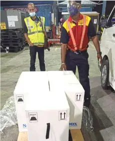  ?? – Photo from Dr Sim Kui Hian/Facebook ?? The shipment of Pfizer vaccines at Kuching Internatio­nal Airport.