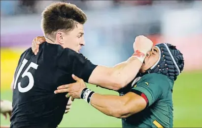  ?? ODD ANDERSEN / AFP ?? El neozelandé­s Beauden Barrett, con el balón, corre e impacta con Cheslin Kolbe, de Sudáfrica